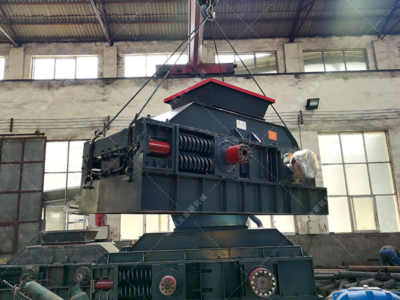 1000x700中型半自動液壓對輥破碎機發貨圖片