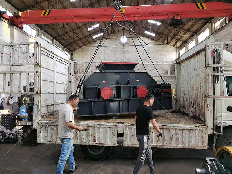 2PG800x600中型直聯對輥破碎機發往河南