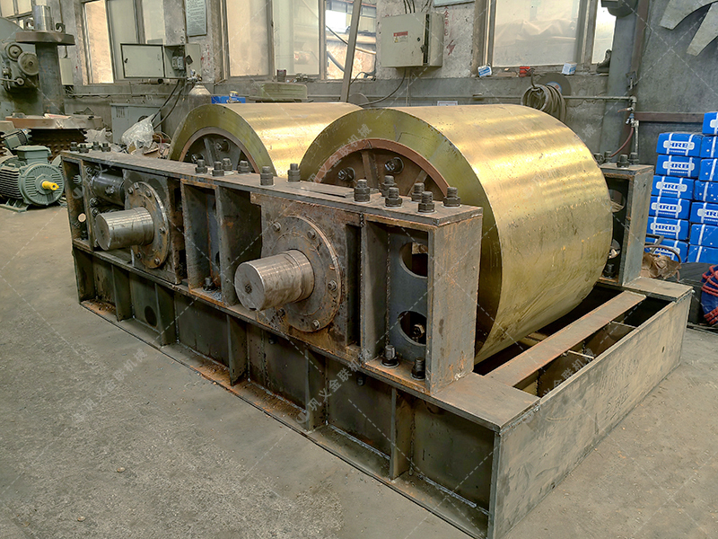 如何通過液壓對輥破碎機實現石英石的2mm準確破碎?