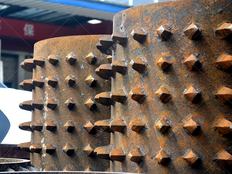 面對(duì)大塊高硬度的原煤與煤矸石,雙齒輥破碎機(jī)憑什么能“啃”得動(dòng)? 面對(duì)大塊高硬度的原煤與煤矸石,雙齒輥破碎機(jī)憑什么能“啃”得動(dòng)?